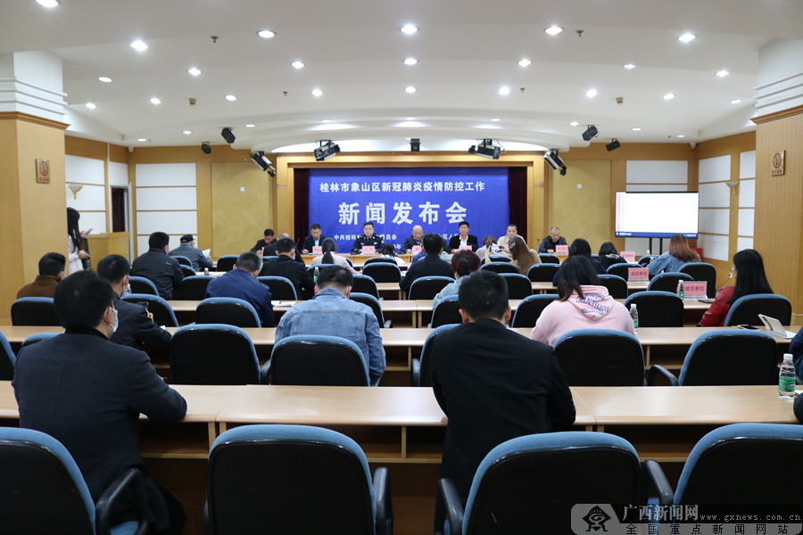 荧屏背后的坚守者：揭秘新闻直播间主持人的一天